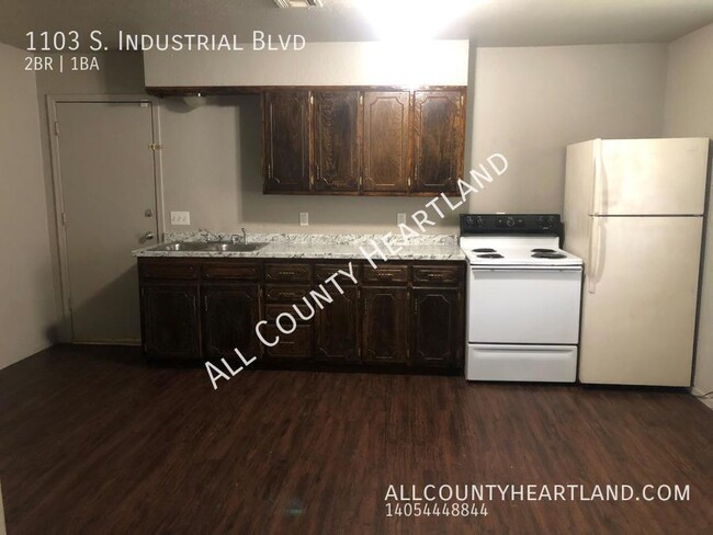 Building Photo - 2 bed/1 bath in El Reno!