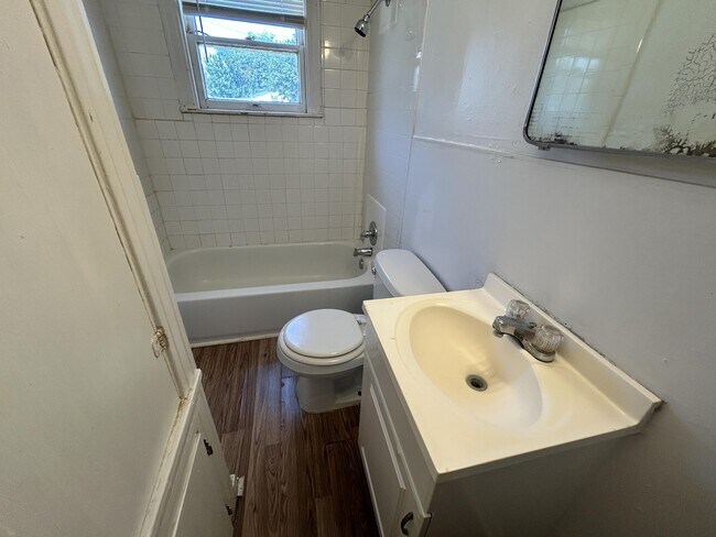Building Photo - 114 N Avenue V