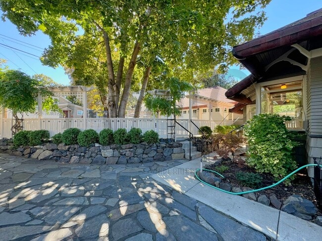 Building Photo - South Hill Swank