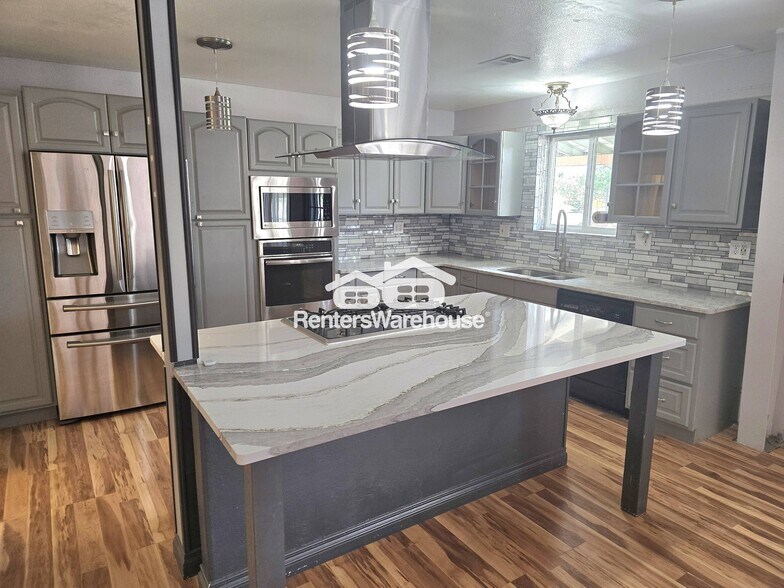 Building Photo - 999 Castlewood Dr