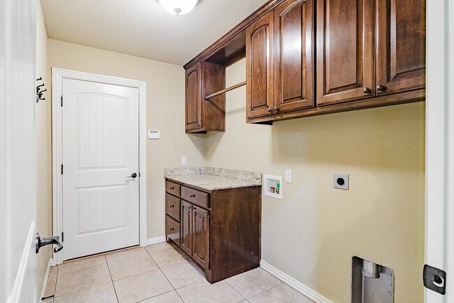 Building Photo - 602 SW Barn Valley Rd