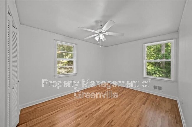 Building Photo - 304 Robin Hood Rd