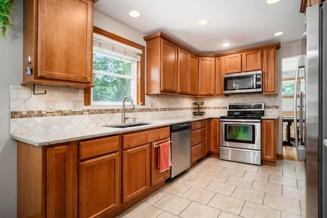 Building Photo - 258 N Sinsbury Dr