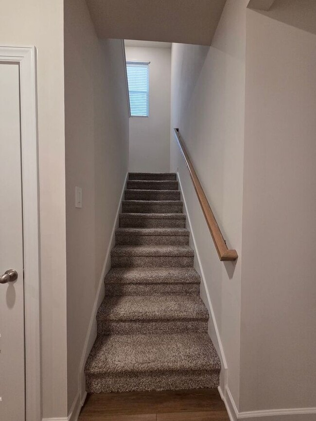 Building Photo - Beautiful and spacious! Ready for move in!