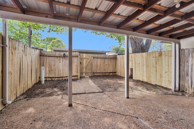 Building Photo - 9541 Clanton St