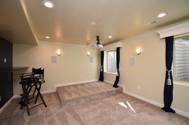 Building Photo - Beautiful 6 Bedroom Home in Riverton!