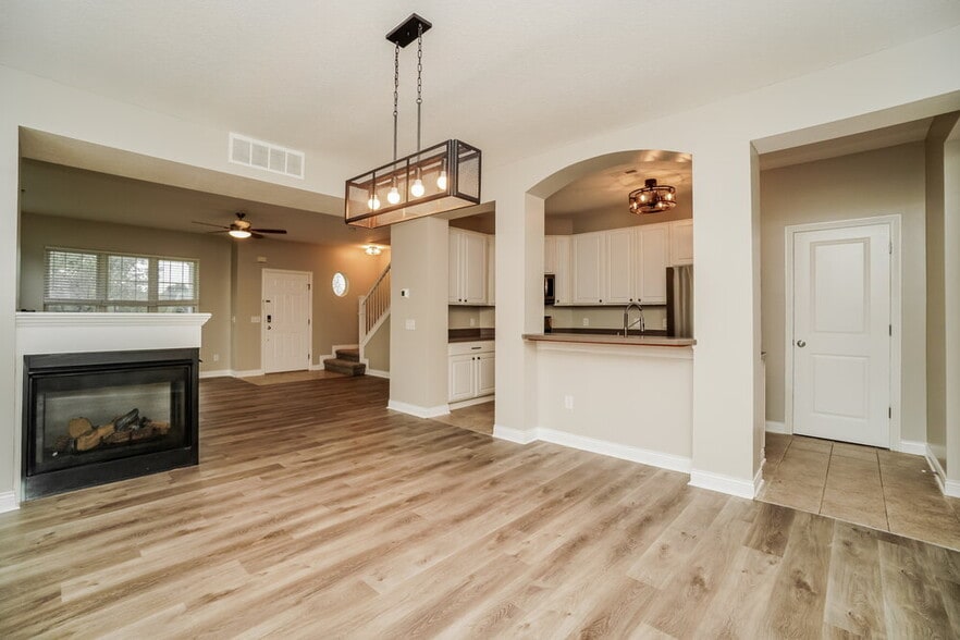 Building Photo - 200 Lamplight Ct