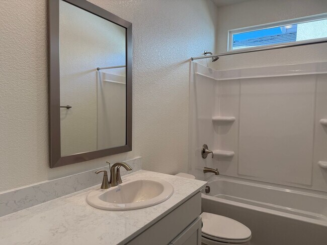 Building Photo - Beautiful 4 bed 2 bath located in West Ros...