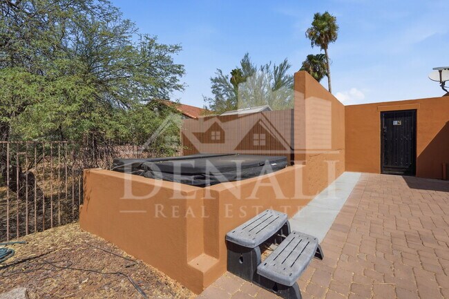 Building Photo - 10643 N Indian Wells Dr
