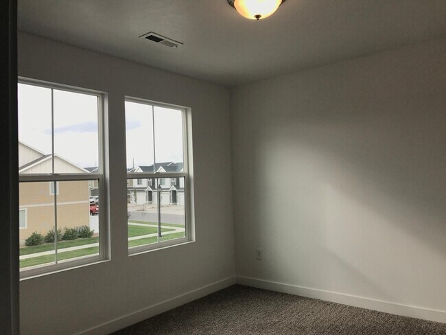 Building Photo - Spacious 4 BR Home with POOL and Clubhouse...