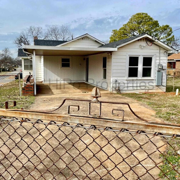 Building Photo - 1747 Center Way S