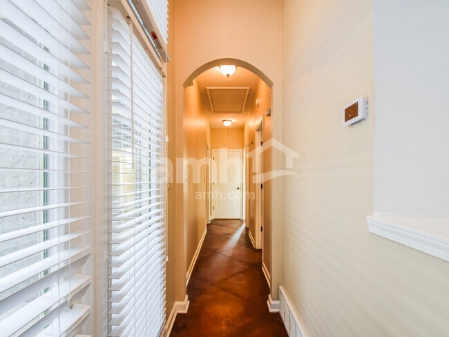 Building Photo - 2406 Lake Garden Dr