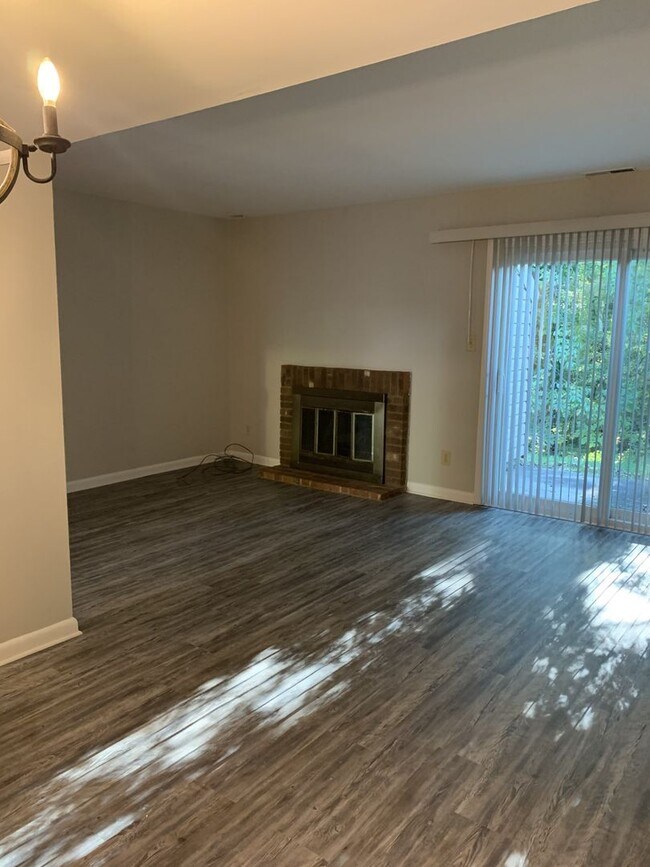 Building Photo - 2 BR/1.5 BA West Lake Townhome Near Dolley Madison