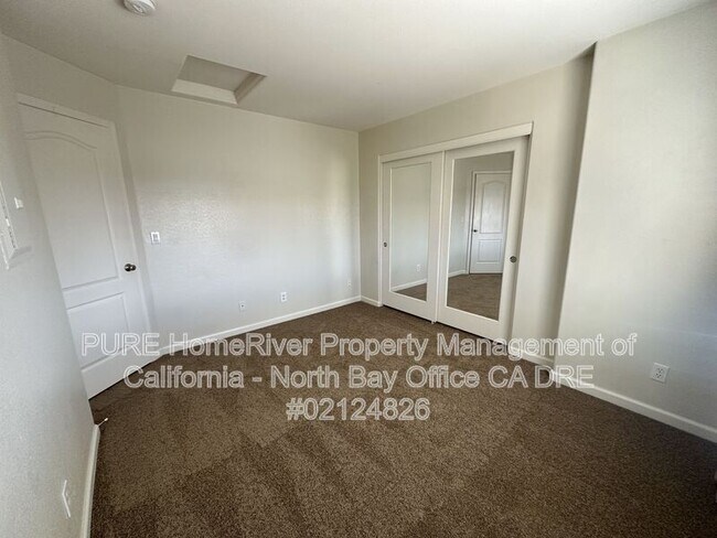 Building Photo - 2218 Versailles St