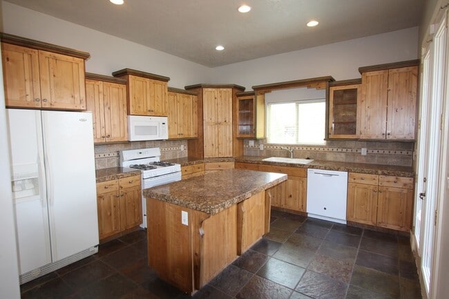 Building Photo - Spacious 3-Bed, 2-Bath Home with Open Floor Plan and Premium Amenities