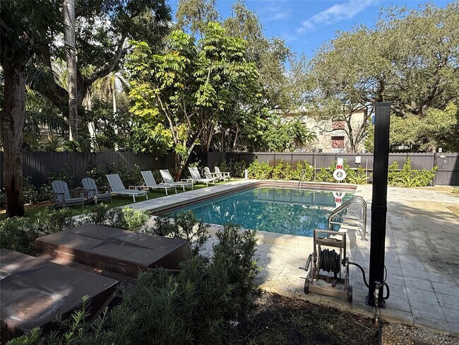 Building Photo - 2000 Jefferson St