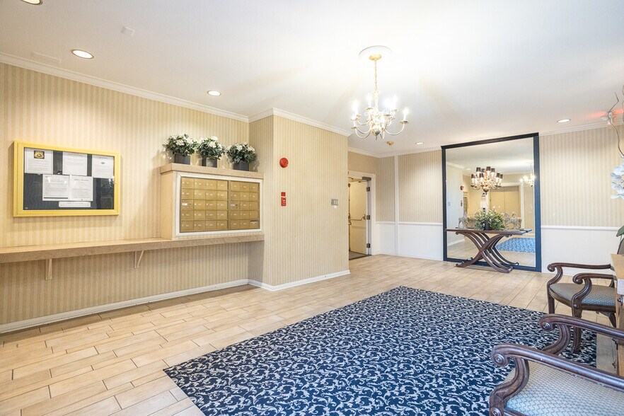 Building Photo - 4401 Moorpark Way