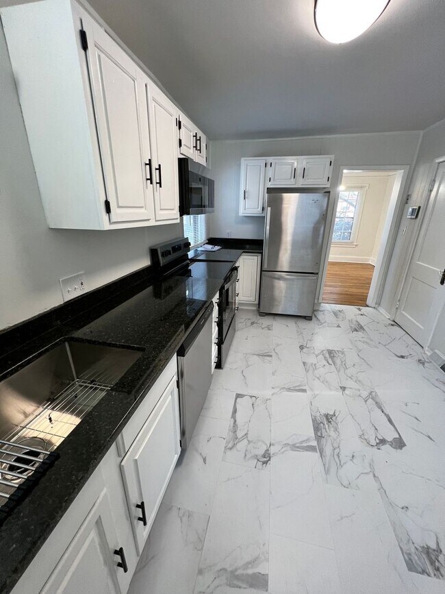 Building Photo - 3-Bedroom Home with Bonus Library/Office Near Local Attractions!