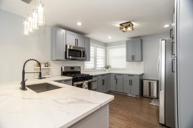 Building Photo - 9945 Sunnyside Ave