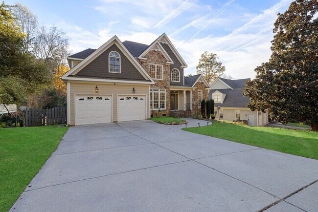 Building Photo - 4 Bed | 2.5 Bath House with Garage