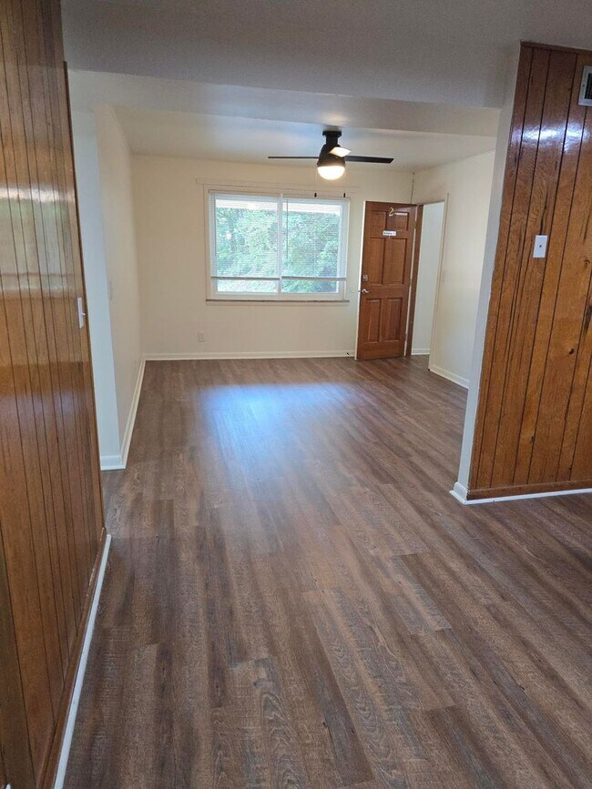 Building Photo - 2 bedroom 1 bath