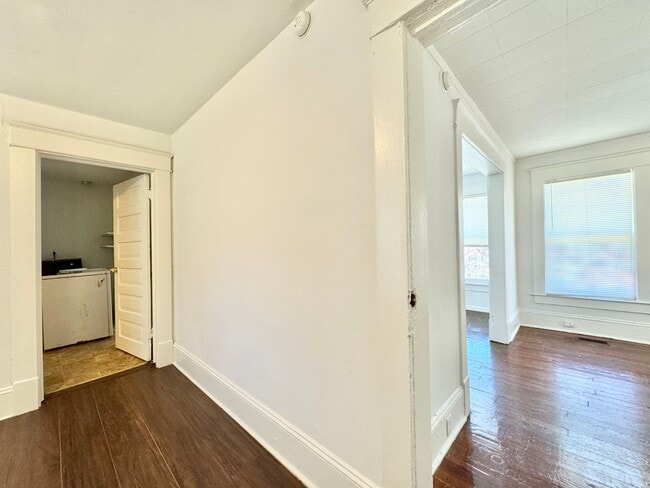 Building Photo - Adorable 3 Bedroom Close to UNCG!