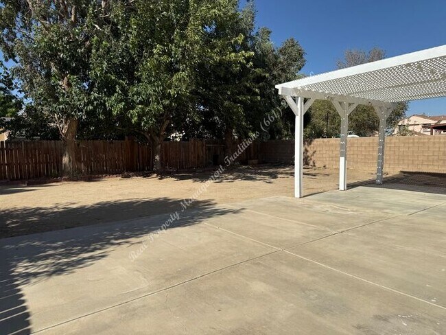 Building Photo - *** Please call us @ 661-266-1400 for info...