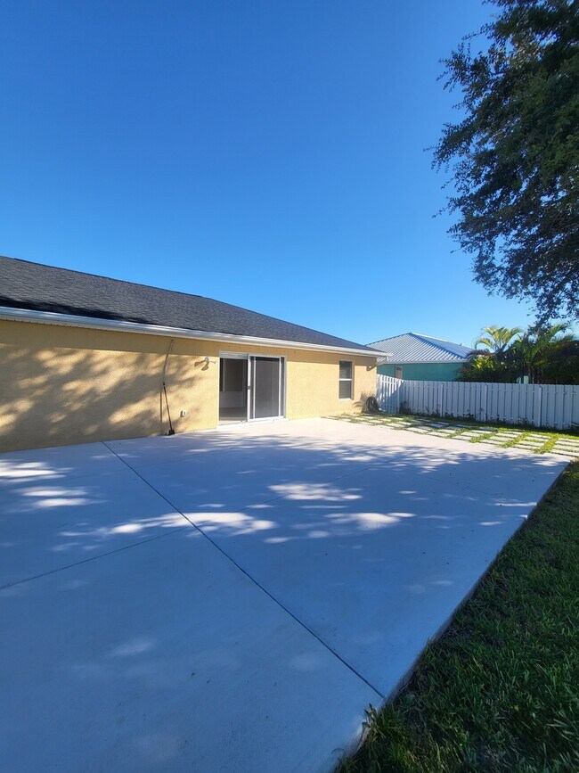 Building Photo - 1008 NW 12th Terrace