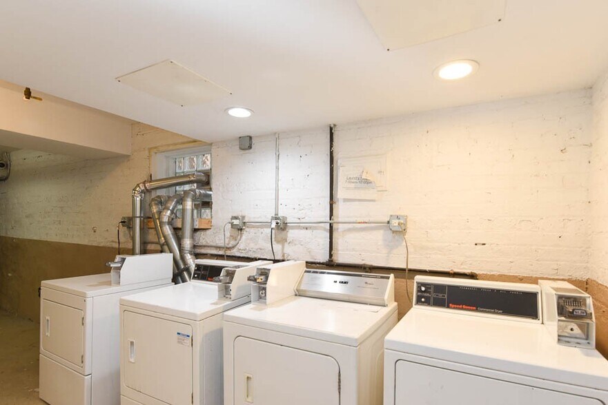 Building Photo - 4504 N Paulina St