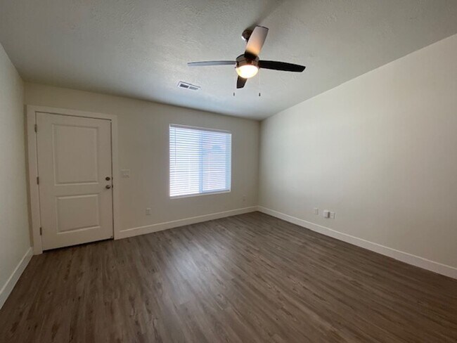 Building Photo - SPACIOUS HOME FOR RENT!