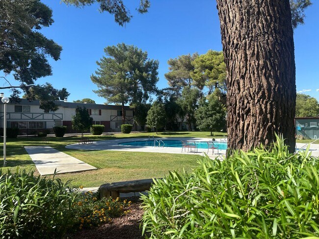 Building Photo - SE!!! Townhouse, Community Pool, Clubhouse...