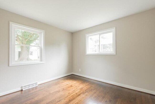 Building Photo - Spacious 4 Bedroom Home in West End Manor – Available April 10 – $2,600/mo