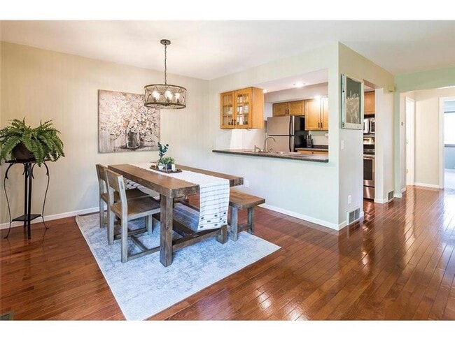 Building Photo - 334 W 5th St