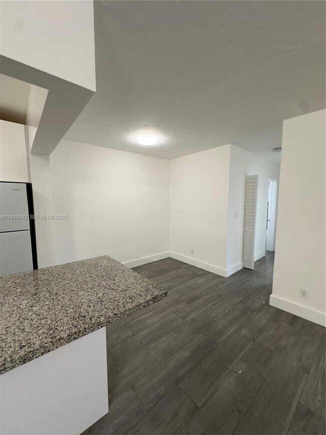 Building Photo - 1895 Venice Park Dr