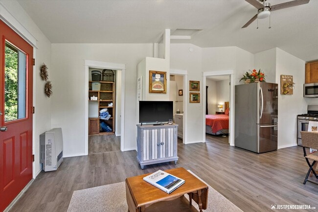 Building Photo - Cute 1 bedroom + 1 Bathroom w/ office - UT...