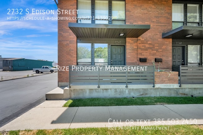 Building Photo - 2732 S Edison St