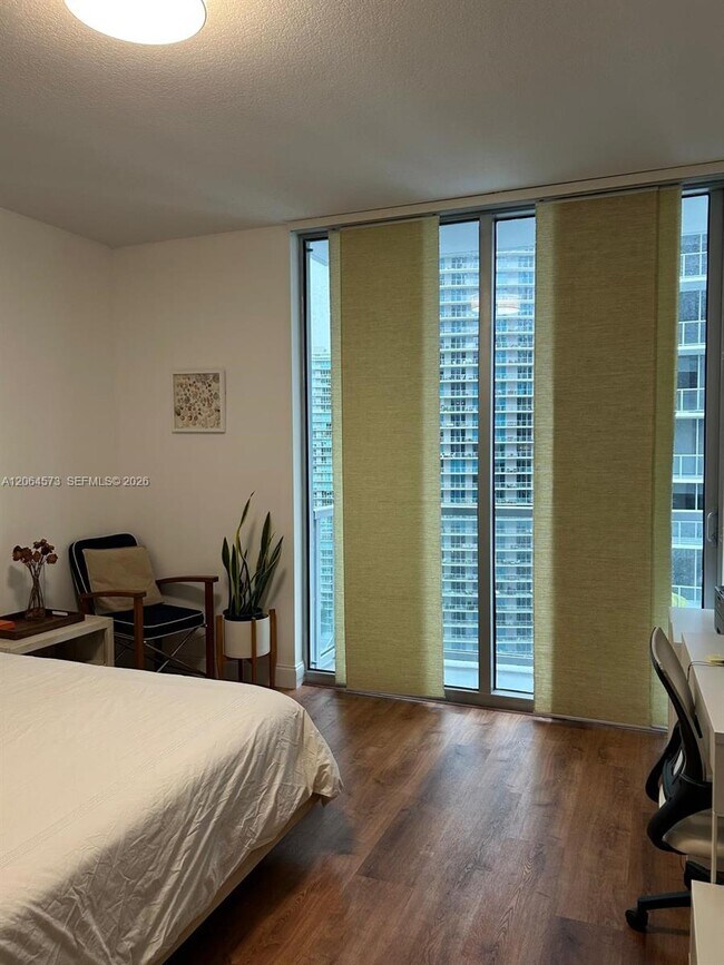Building Photo - 1060 Brickell Ave