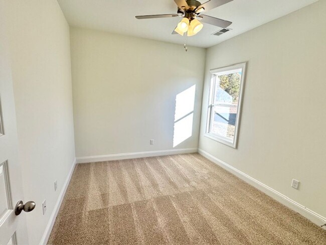 Building Photo - NewburyDrive7552