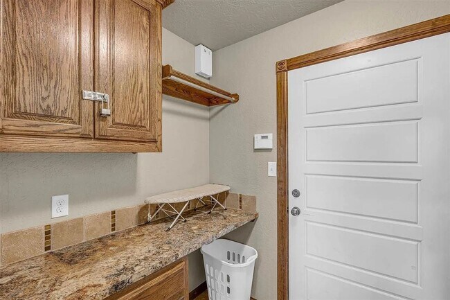 Building Photo - VERY NICE HOME IN THE ROLLING HILLS AREA. PETS NEGOTIABLE WITH OWNERS APPROVAL