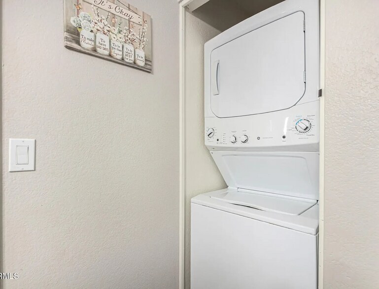 Building Photo - 5960 W Oregon Ave