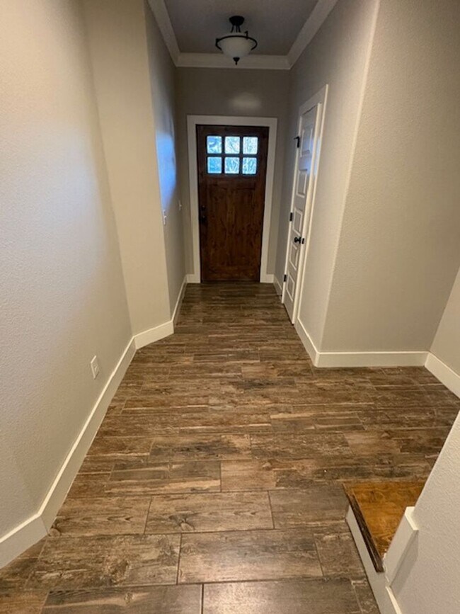 Building Photo - BEAUTIFUL TOWNHOUSE IN A GREAT LOCATION!!!