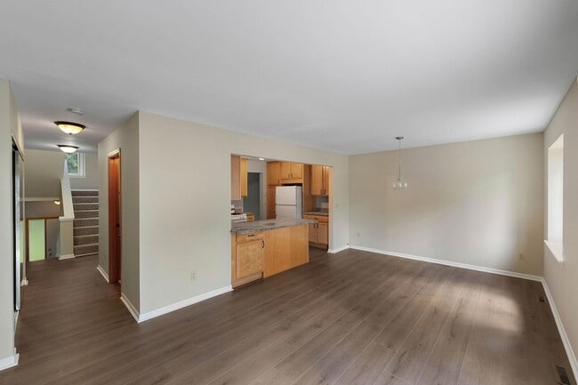 Building Photo - 304 Pondridge Cir