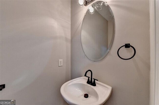 Building Photo - 903 Redwood Dr