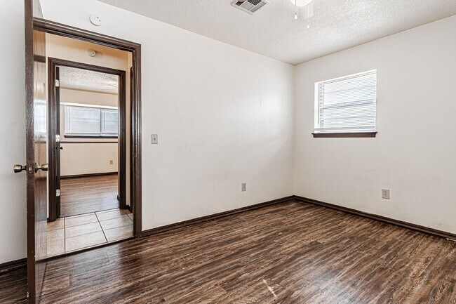 Building Photo - 3 Bed 1.5 Bath in Del City!