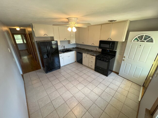 Building Photo - Bright & Spacious 3-Bedroom Duplex Unit on Large Corner Lot with Wood Floors & Garage!