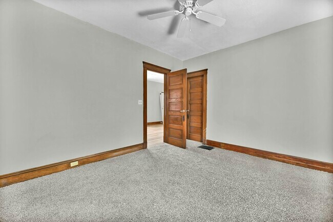 Building Photo - 1261 E 123rd St
