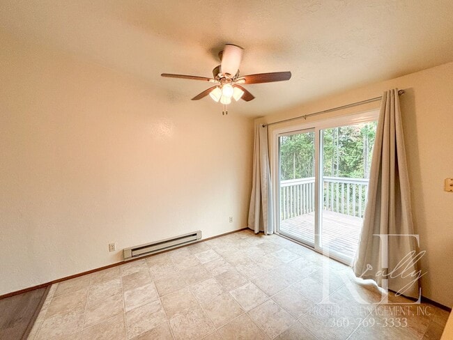 Building Photo - Charming 2-Story Duplex in Silverdale