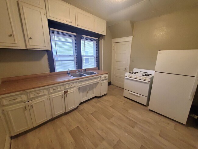 Building Photo - FOR RENT- 327 Webster- HUGE yard- pets ok!