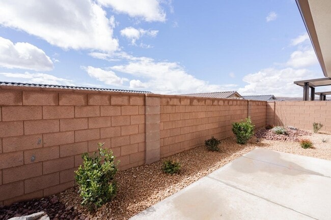 Building Photo - Beautiful New 3 Bedroom Home in Brio