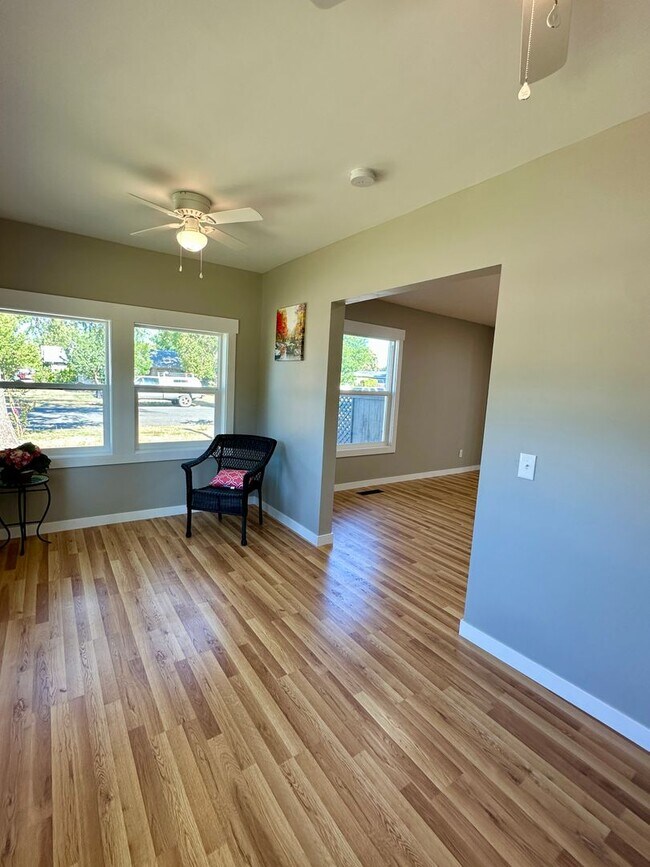 Building Photo - Beautiful 3 bedroom 3 bath Two Story House